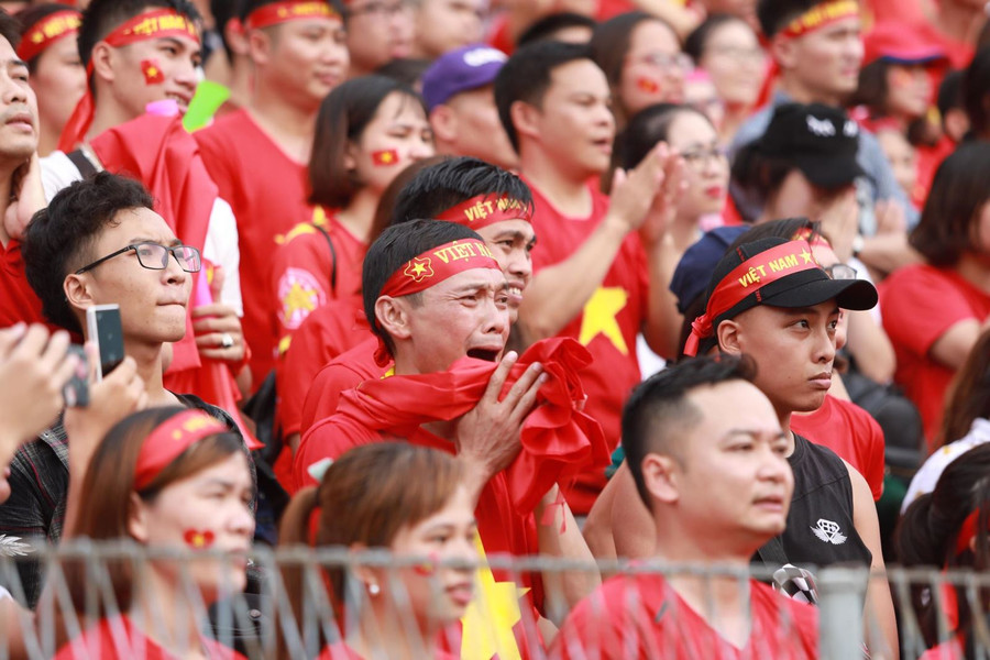 CĐV nghẹn ngào, rơi nước mắt khi U23 Việt Nam thua trên loạt đá 11m trước U23 UAE ảnh 5 Chú thích ảnh