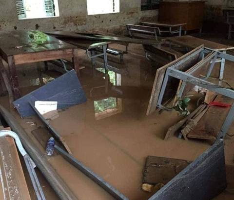 Bàn ghế ngập trong nước tại Trường Tiểu học và THCS xã Nà Ớ, thuyện Mai Sơn, tỉnh Sơn La