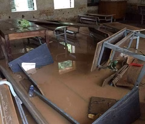 Bàn ghế ngập trong nước tại Trường Tiểu học và THCS xã Nà Ớ, thuyện Mai Sơn, tỉnh Sơn La Bàn ghế ngập trong nước tại Trường Tiểu học và THCS xã Nà Ớ, thuyện Mai Sơn, tỉnh Sơn La