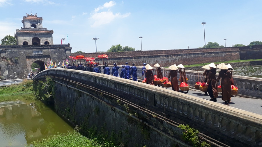 Đoàn rước thanh trà tiến vua hướng về cổng Ngọ Môn – Đại Nội Huế