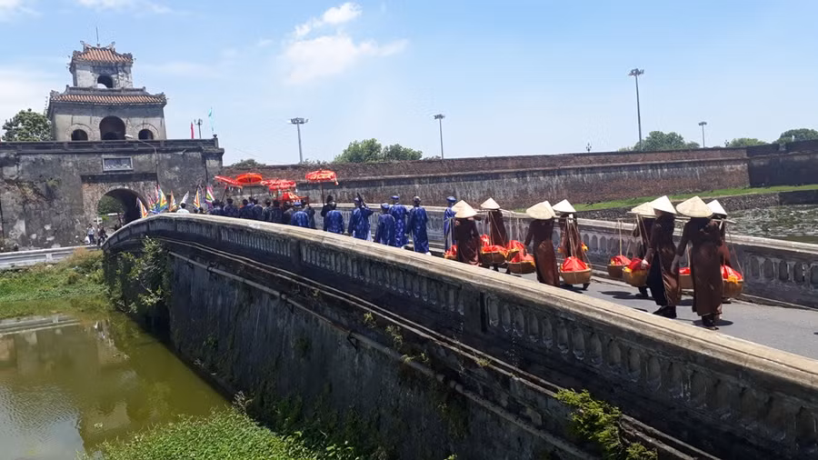 Đoàn rước thanh trà tiến vua hướng về cổng Ngọ Môn – Đại Nội Huế