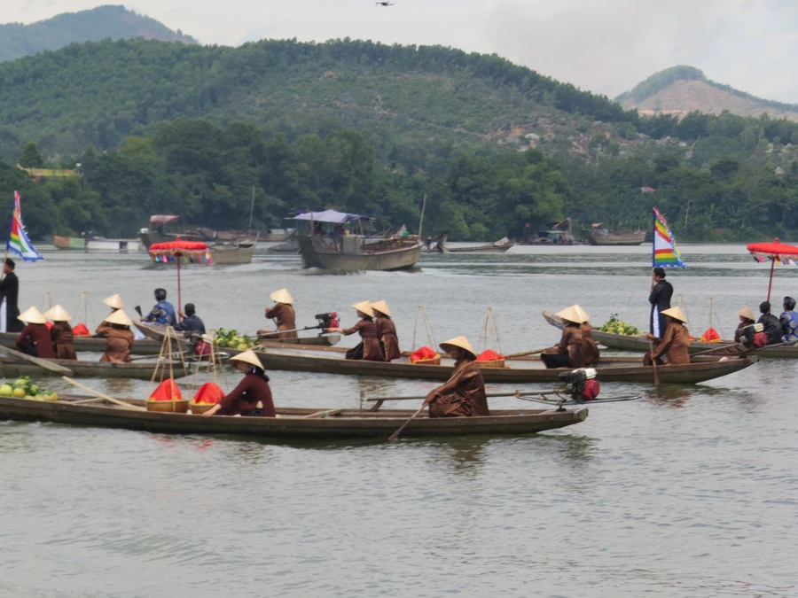  Thanh trà được gánh xuống bến sông rồi theo thuyền hướng vào Đại Nội