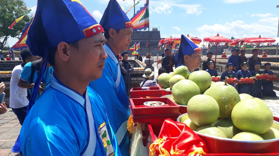 Nghi lễ cung tiến thanh trà được diễn ra trang nghiêm trước cửa Ngọ Môn - Đại nội Huế