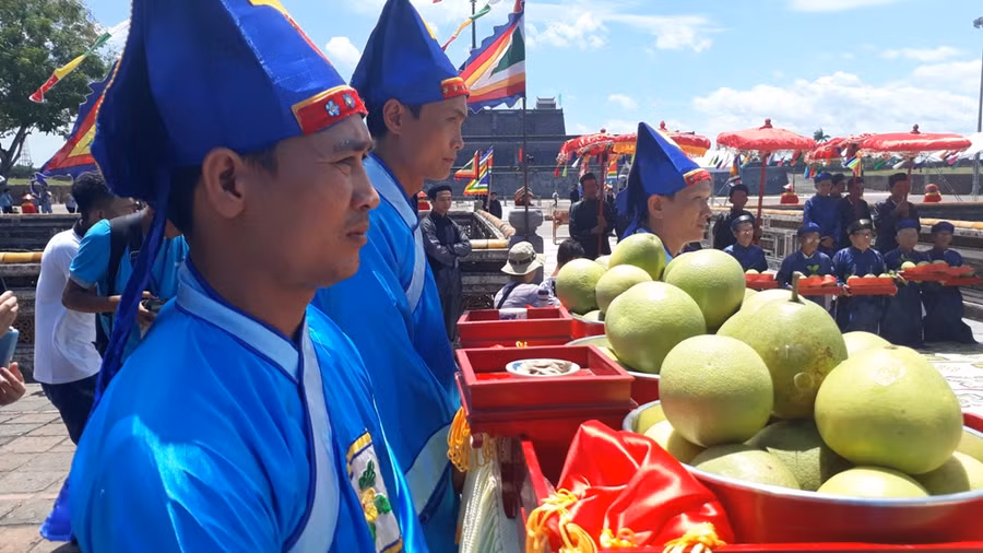 Nghi lễ cung tiến thanh trà được diễn ra trang nghiêm trước cửa Ngọ Môn - Đại nội Huế
