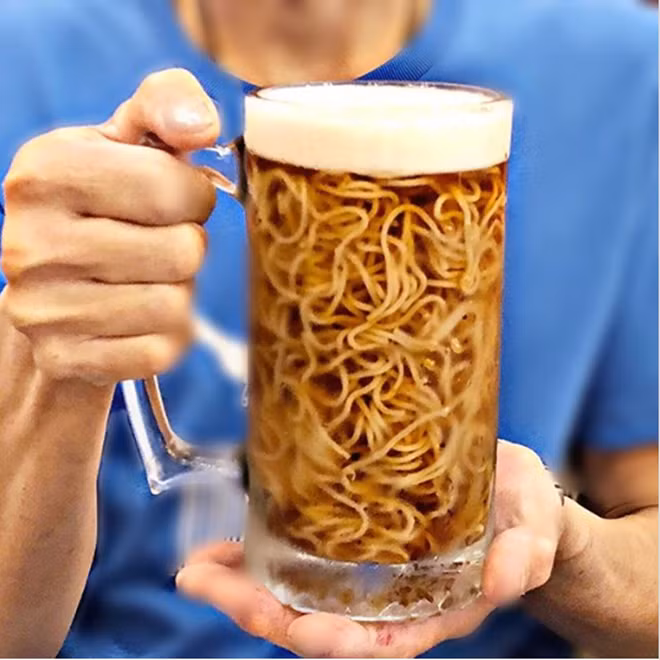 Độc lạ với món mì bia ảnh 3 Julia Kubotani - chủ nhà hàng nảy ra ý tưởng cho mì ramen bia vào một ngày nắng nóng ở Vancouver. Ảnh: Nextshark