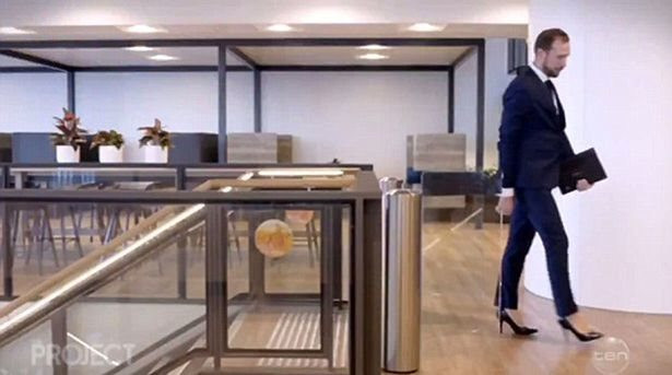 Người đàn ông duy nhất trên đời đi làm hằng ngày trên đôi giày cao... 15 phân ảnh 1 Người đàn ông duy nhất trên đời đi làm hằng ngày trên đôi giày cao... 15 phân ảnh 1