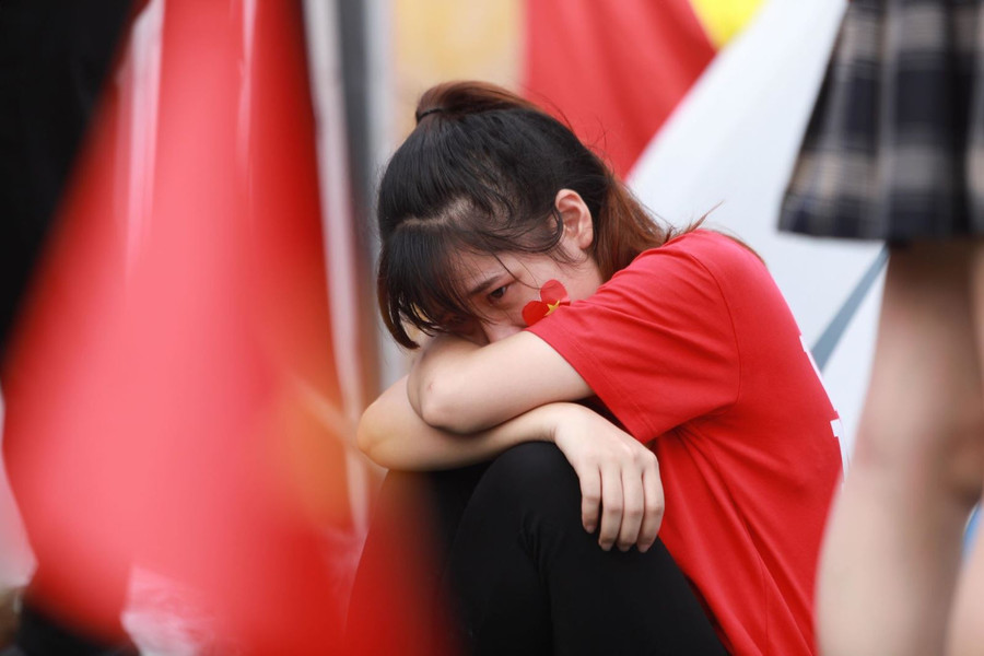 CĐV nghẹn ngào, rơi nước mắt khi U23 Việt Nam thua trên loạt đá 11m trước U23 UAE ảnh 2 Chú thích ảnh