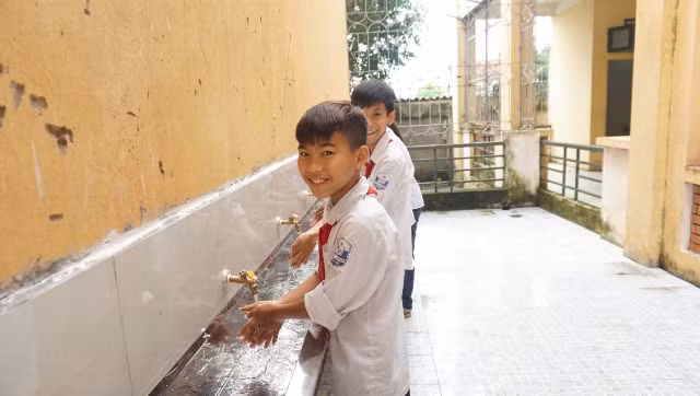 Học sinh Trường THCS Đức Thượng hồ hởi khi công trình rửa tay mới được đưa vào sử dụng