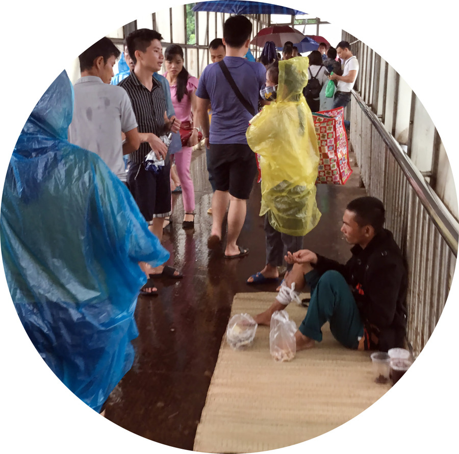 Ăn xin trá hình lê la trên lối đi cầu vượt Ăn xin trá hình lê la trên lối đi cầu vượt