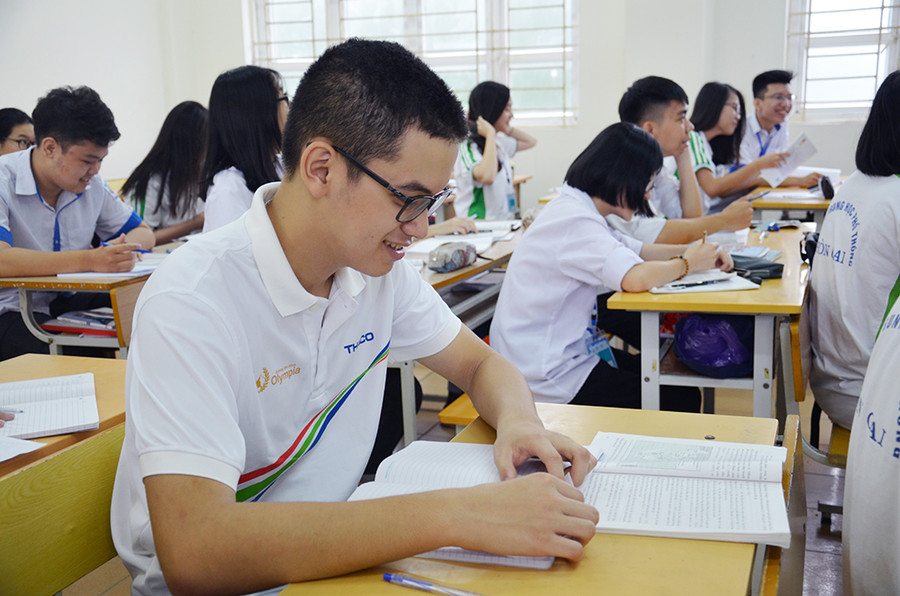 Hoàng Cường ôn luyện kiến thức trên lớp. Thí sinh điểm thi THPT Hòn Gai trao đổi bài sau khi thi