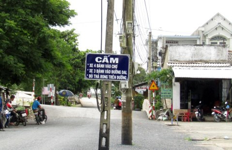 Hàng cột điện nằm giữa đường gây nguy hiểm (ảnh chụp ngày 25/8) Hàng cột điện nằm giữa đường gây nguy hiểm (ảnh chụp ngày 25/8)