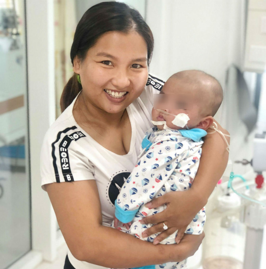 90 ngày chống chọi tử thần của bé 2 tháng bị lây bệnh từ bố