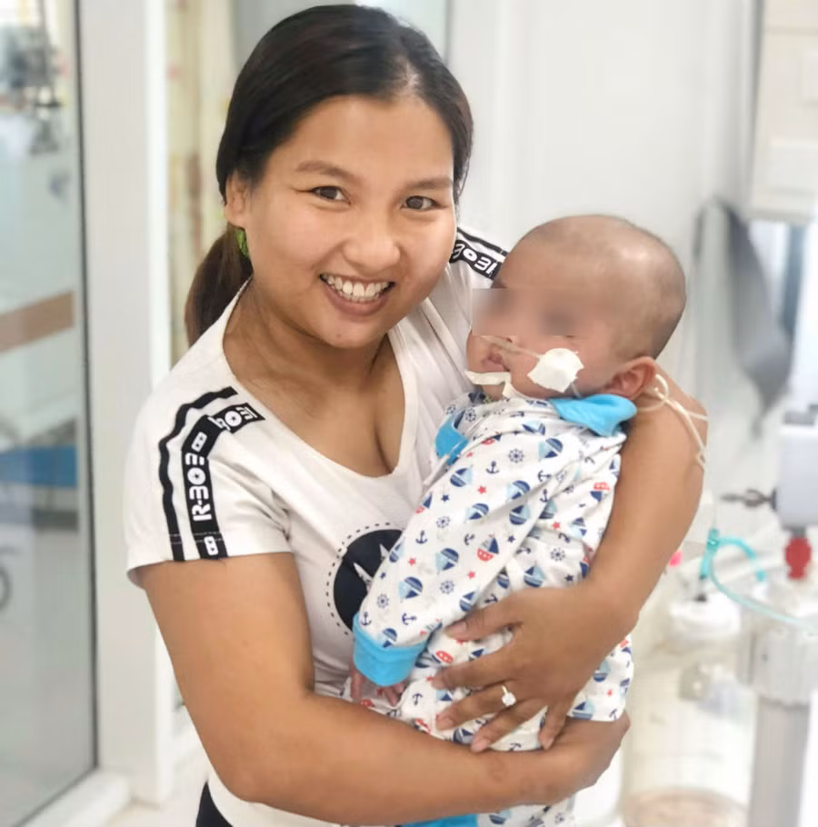 90 ngày chống chọi tử thần của bé 2 tháng bị lây bệnh từ bố