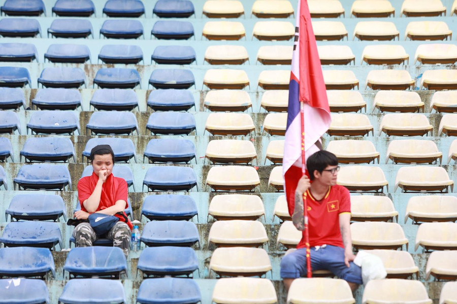 CĐV nghẹn ngào, rơi nước mắt khi U23 Việt Nam thua trên loạt đá 11m trước U23 UAE ảnh 9 Chú thích ảnh