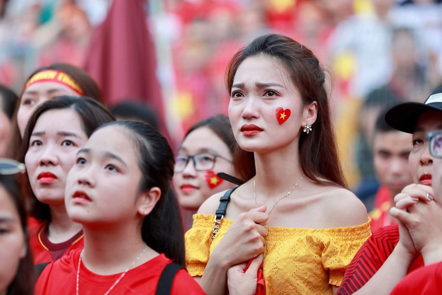 CĐV nghẹn ngào, rơi nước mắt khi U23 Việt Nam thua trên loạt đá 11m trước U23 UAE ảnh 1 Chú thích ảnh