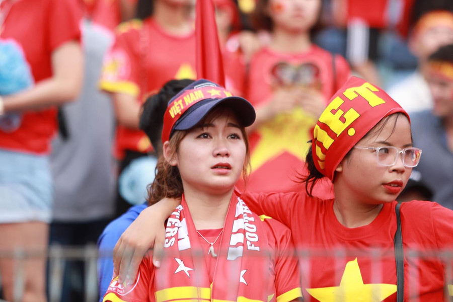 CĐV nghẹn ngào, rơi nước mắt khi U23 Việt Nam thua trên loạt đá 11m trước U23 UAE ảnh 6 Chú thích ảnh