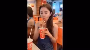 Cười rớt hàm với gái xinh khẽ khàng uống nước