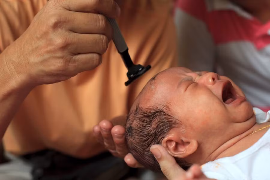 Bác sĩ Huyên Thảo: "Cắt tóc máu sớm không giúp trẻ khỏe hơn"