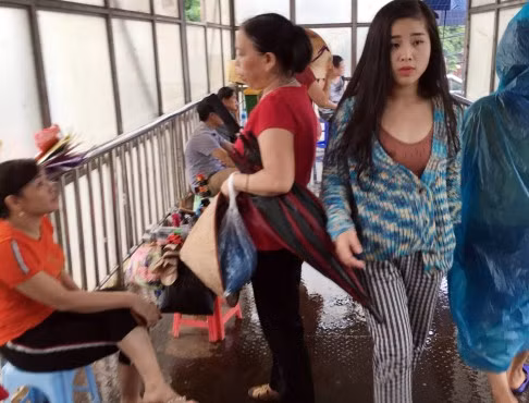 Đi lại khó khăn vì người đứng ngồi buôn chuyện