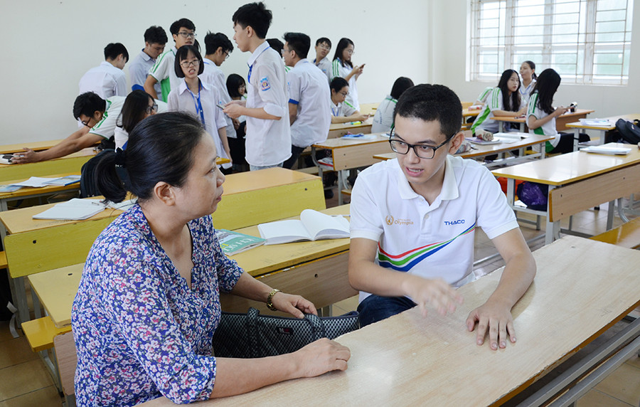 Giáo viên chủ nhiệm trao đổi với Hoàng Cường. Giáo viên chủ nhiệm nhắn nhủ với Hoàng Cường những lưu ý cần thiết khi bước vào chung kết.