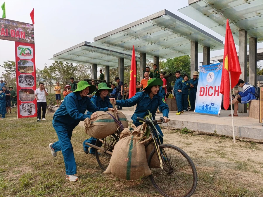 Cuộc thi đẩy xe đạp thồ và tải đạn thu hút 18 đội tham gia tranh tài.