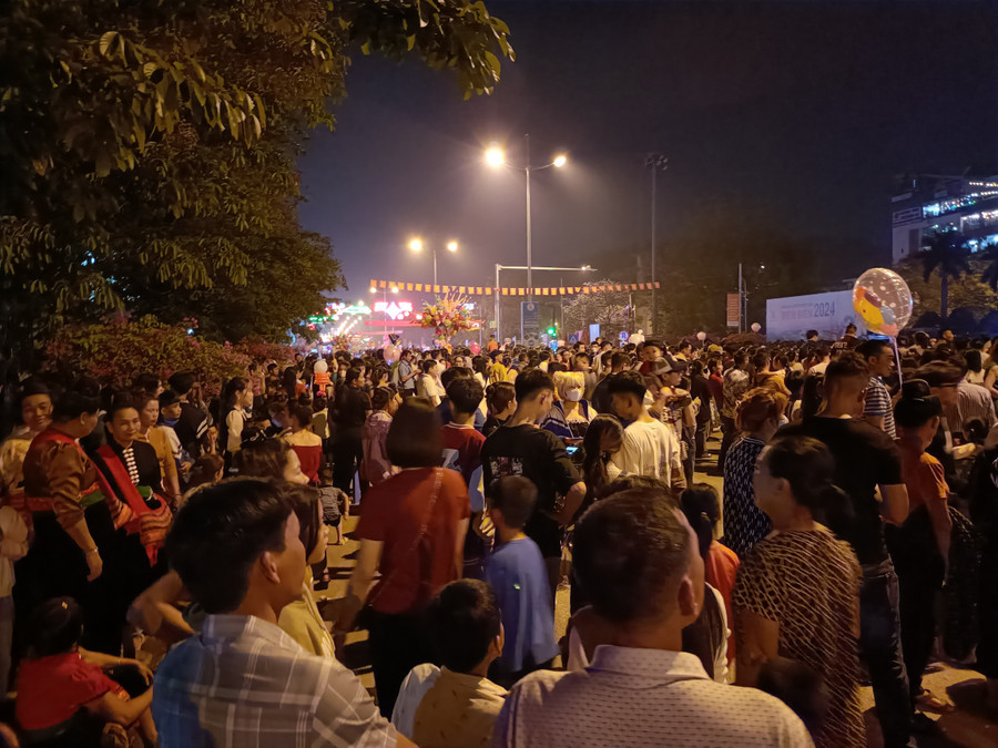 Những khán giả không nhận được vòng đeo tay phải đứng ngoài đường xem chương trình qua màn hình led.