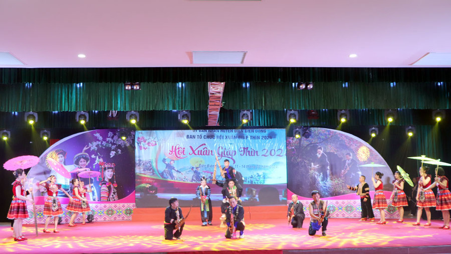 Nghệ nhân, diễn viên huyện Điện Biên Đông biểu diễn tiết mục múa Khèn tập thể “Hội xuân vùng cao”. Nghệ nhân, diễn viên huyện Điện Biên Đông biểu diễn tiết mục múa Khèn tập thể “Hội xuân vùng cao”.