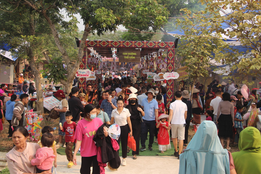 Đông đảo du khách lựa chọn đi qua "con đường thổ cẩm".