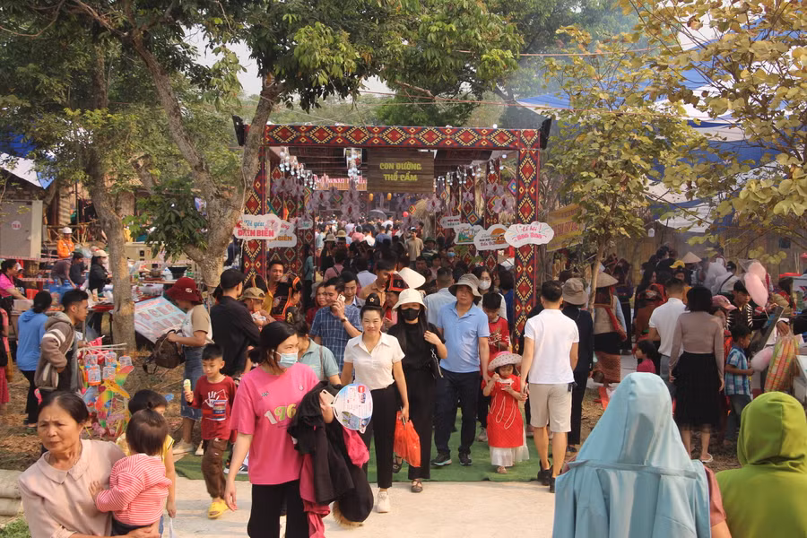 Đông đảo du khách lựa chọn đi qua "con đường thổ cẩm".