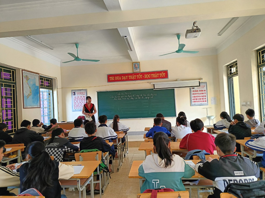 Cô trò Trường Tiểu học và THCS xã Sam Mứn, huyện Điện Biên (Điện Biên). Cô trò Trường Tiểu học và THCS xã Sam Mứn, huyện Điện Biên (Điện Biên).