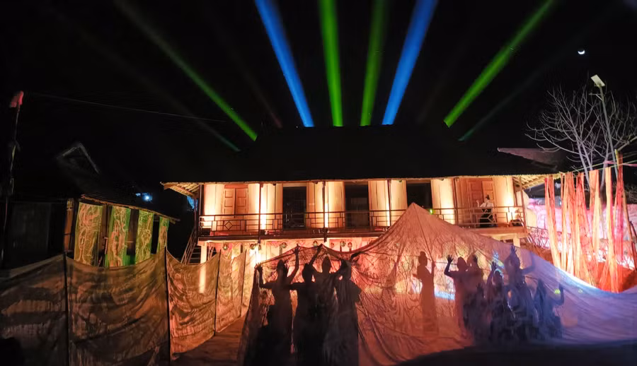 Show diễn kết hợp với hiệu ứng ánh sáng đã mang lại cho du khách những trải nghiệm mới, lạ, hấp dẫn.