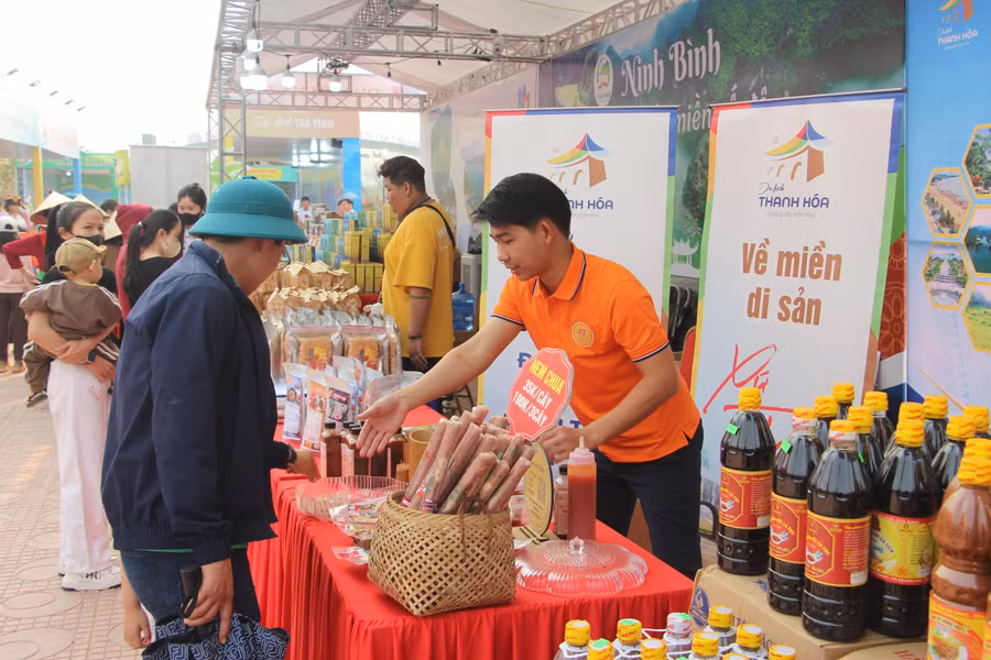 Hoạt động trưng bày, giới thiệu sản phẩm văn hóa, du lịch có sự phối hợp tham gia của 23 tỉnh, thành phố trên cả nước. Trong ảnh: Gian hàng của tỉnh Thanh Hóa.