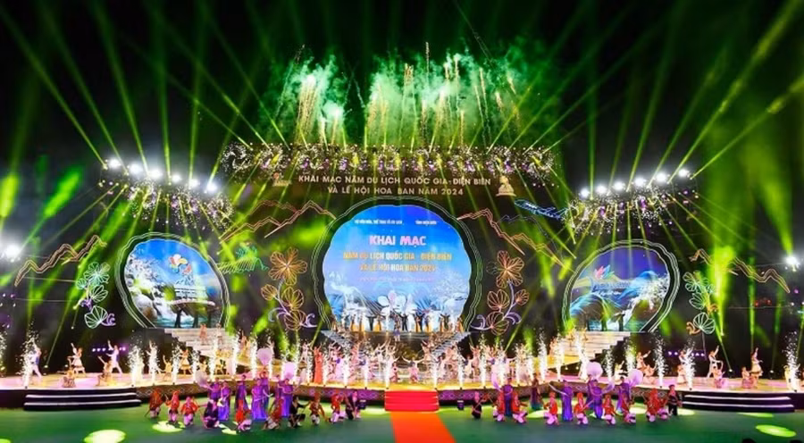 Chương trình nghệ thuật “Về miền Hoa Ban” được dàn dựng công phu.