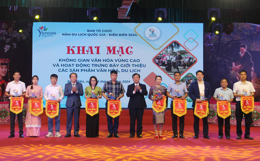 Trao cờ lưu niệm cho các đoàn tham gia không gian văn hóa vùng cao.