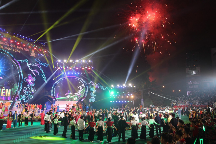 Các đại biểu và du khách tay trong tay múa xòe.