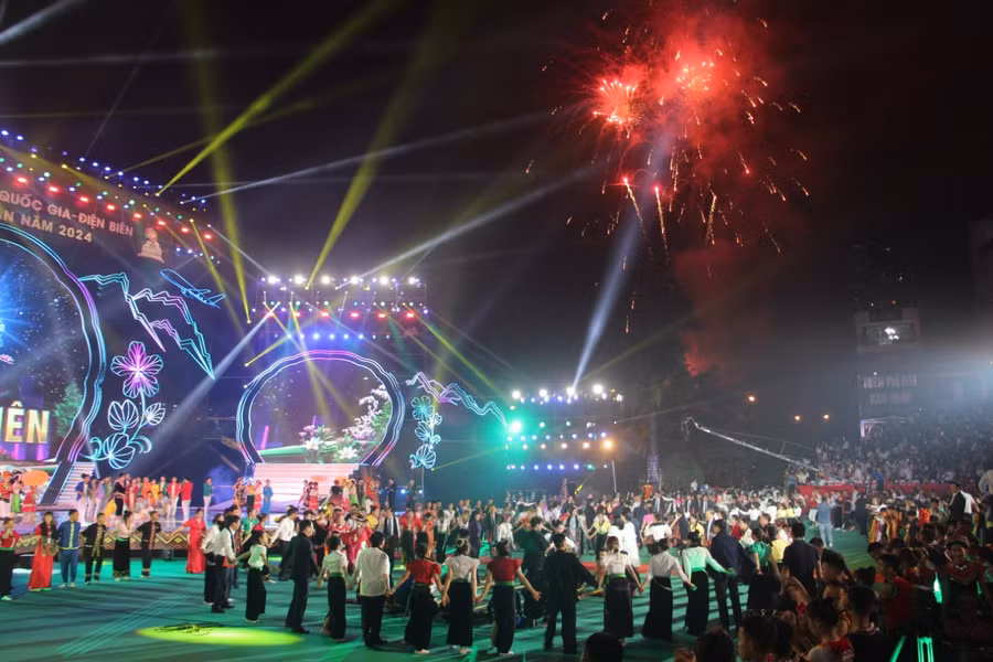 Các đại biểu và du khách tay trong tay múa xòe.