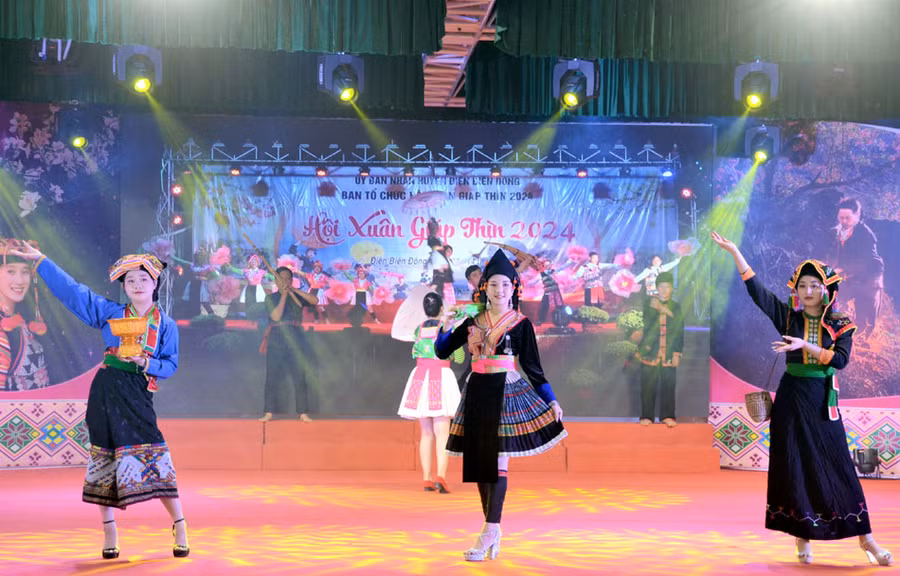 Các thí sinh đoàn huyện Điện Biên Đông trình diễn trang phục dân tộc.