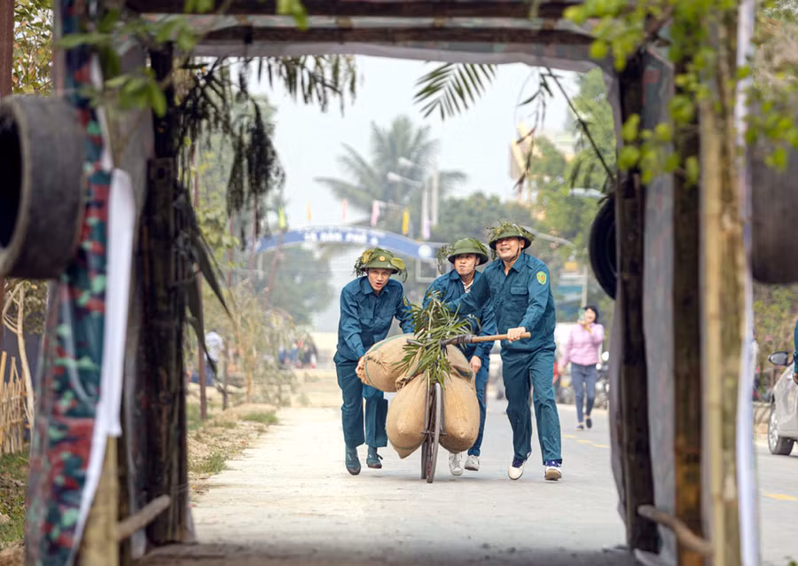 Di chuyển xuyên hầm qua núi. Ảnh: Trần Nhâm.