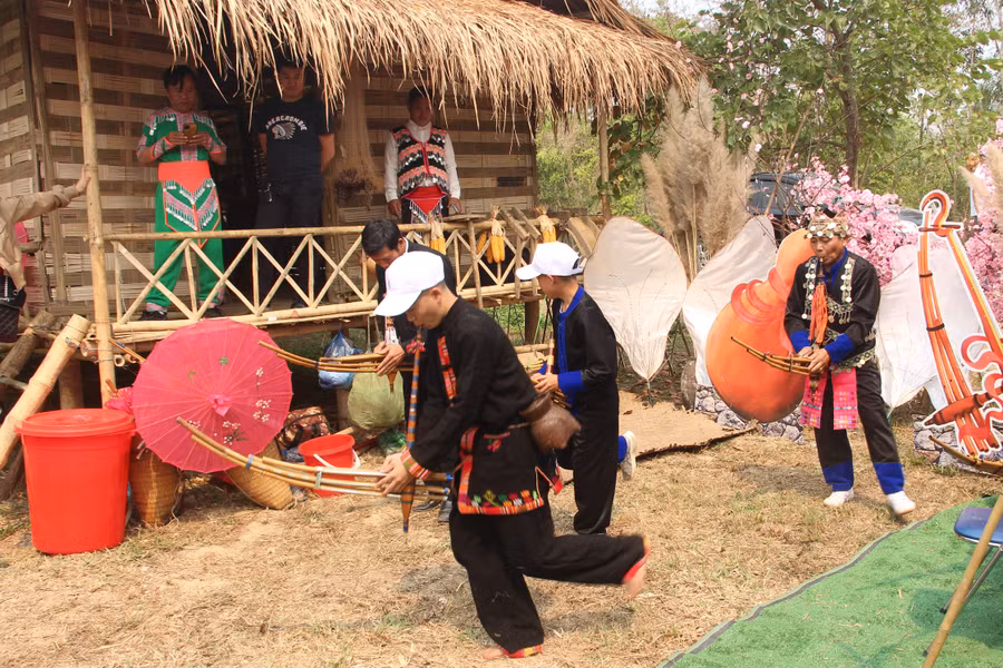 Biểu diễn Khèn Mông.