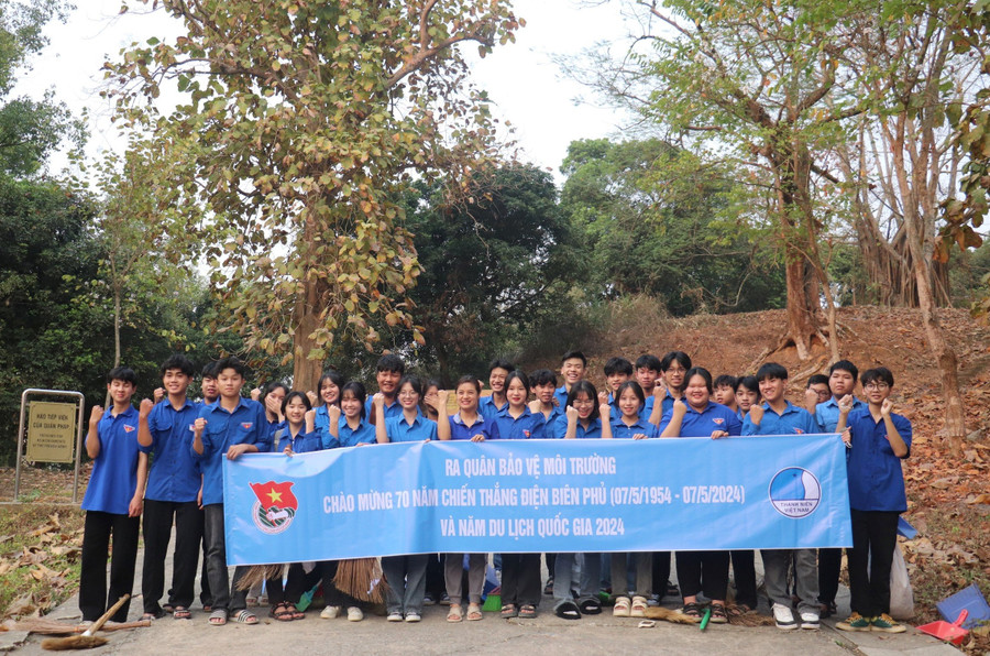 Đoàn viên thanh niên Trường THPT thành phố Điện Biên Phủ ra quân bảo vệ môi trường. Đoàn viên thanh niên Trường THPT thành phố Điện Biên Phủ ra quân bảo vệ môi trường.