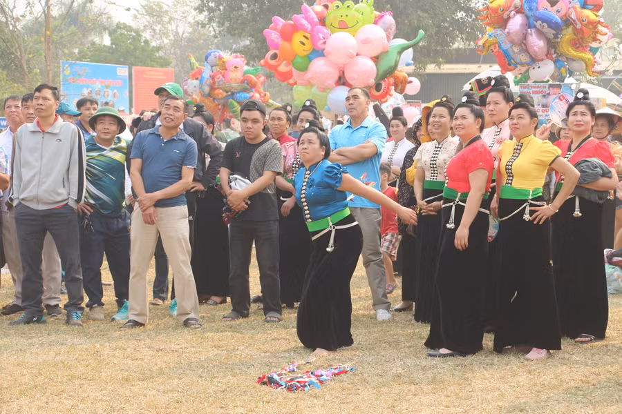 Hội thi ném còn thu hút đông đảo du khách tham gia.