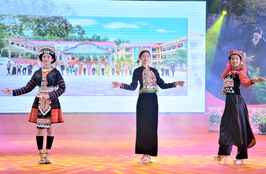 Học sinh Trường Phổ thông Dân tộc nội trú tỉnh dự thi trình diễn trang phục dân tộc.