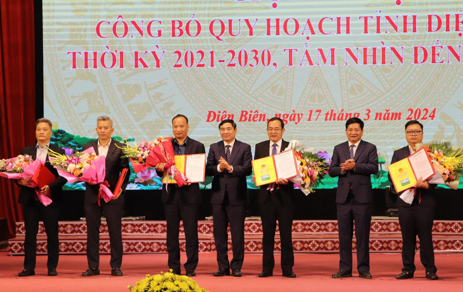 Tại Hội nghị, UBND tỉnh Điện Biên đã trao quyết định chủ trương đầu tư 5 dự án cho các nhà đầu tư.
