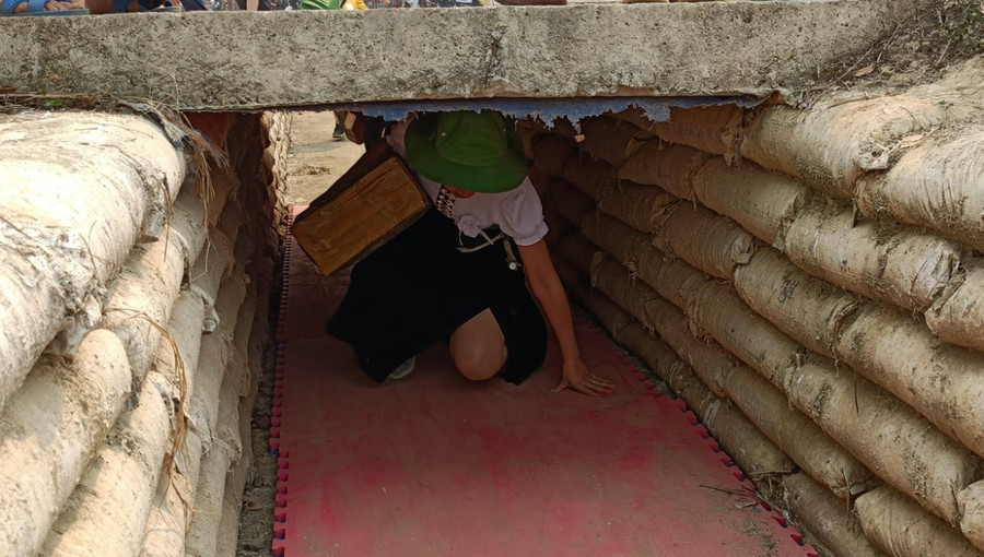 Vượt hầm vẫn phải đảm bảo quân tư trang không được rơi rụng.