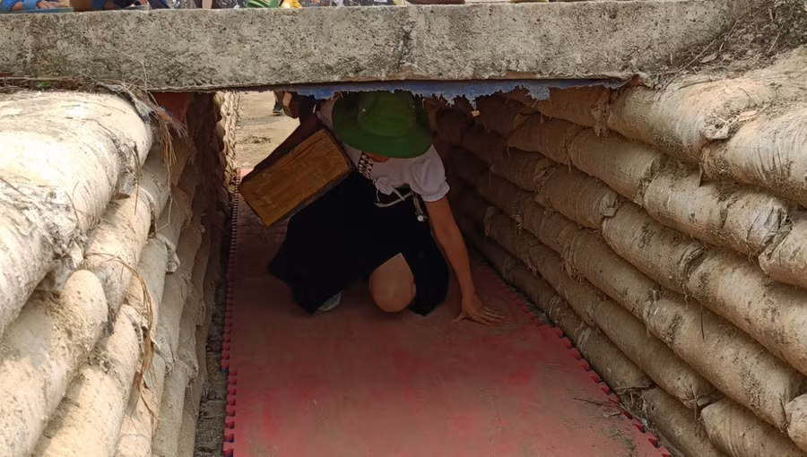 Vượt hầm vẫn phải đảm bảo quân tư trang không được rơi rụng.