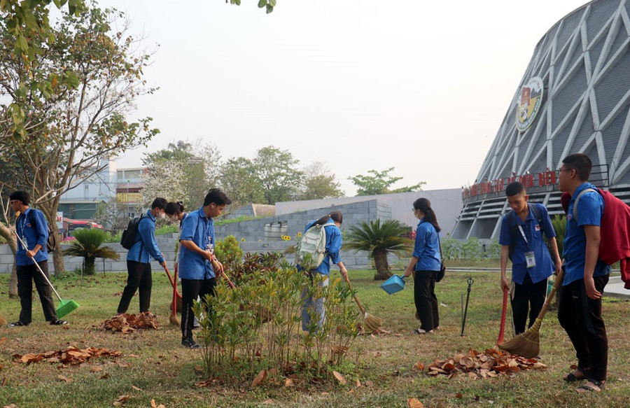 Quét dọn, vệ sinh môi trường tại Bảo tàng Chiến thắng lịch sử Điện Biên Phủ. Quét dọn, vệ sinh môi trường tại Bảo tàng Chiến thắng lịch sử Điện Biên Phủ.