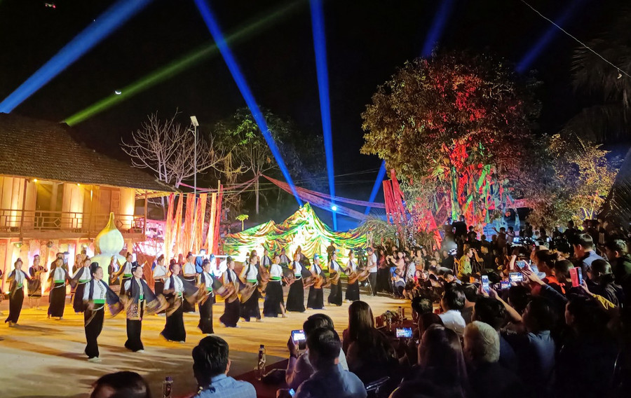 Show diễn thu hút đông đảo du khách đến trải nghiệm. Show diễn thu hút đông đảo du khách đến trải nghiệm.