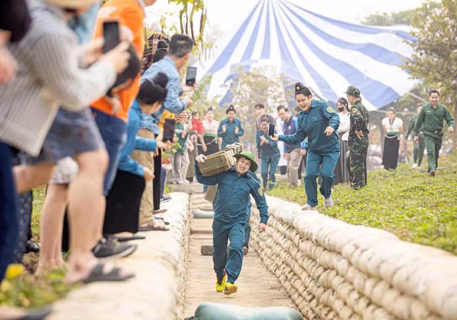 Đường giao thông hào có nhiều chướng ngại vật. Ảnh: Trần Nhâm.