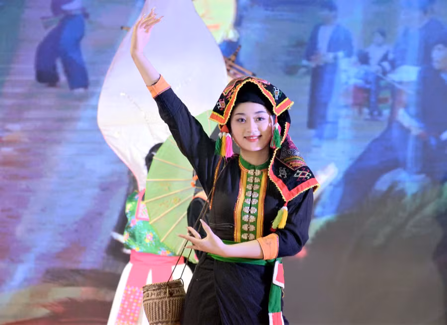 Thiếu nữ Xinh Mun trong trang phục truyền thống của dân tộc.