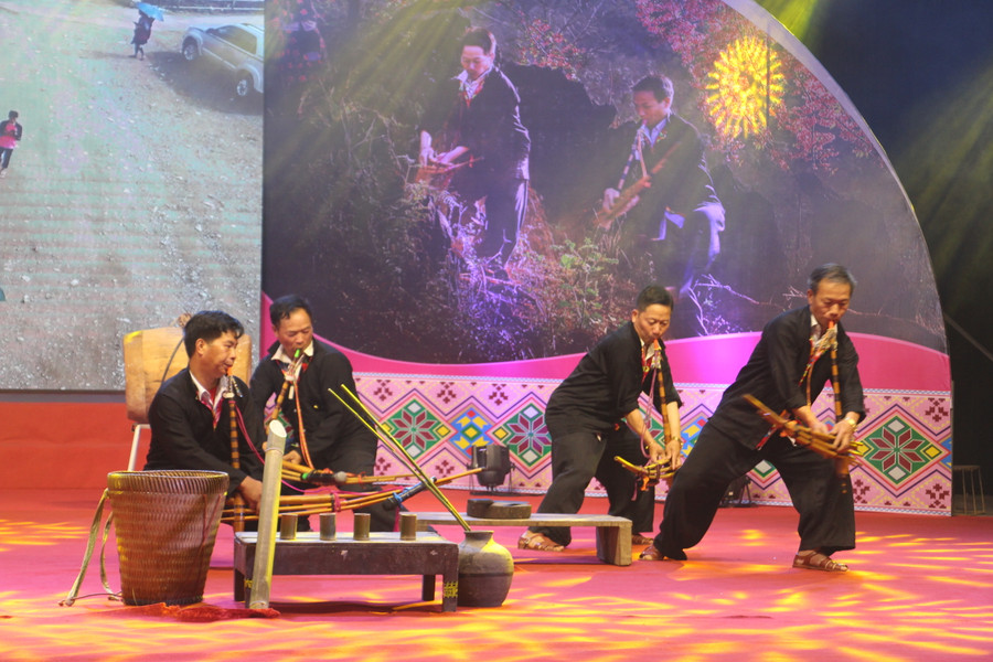 Nghi thức văn hóa dân gian và trò chơi từ lễ hội được thể hiện qua các tiết mục. Nghi thức văn hóa dân gian và trò chơi từ lễ hội được thể hiện qua các tiết mục.